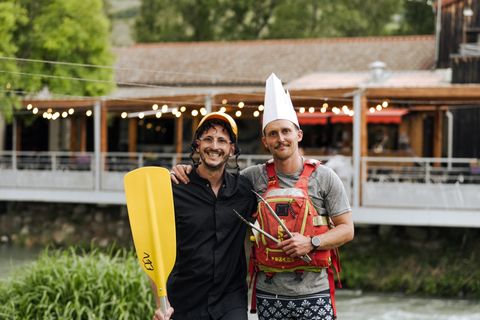 Photo de Simon et Yoann Charon avec le restaurant Le Bouillon des Eaux Vives en fond
